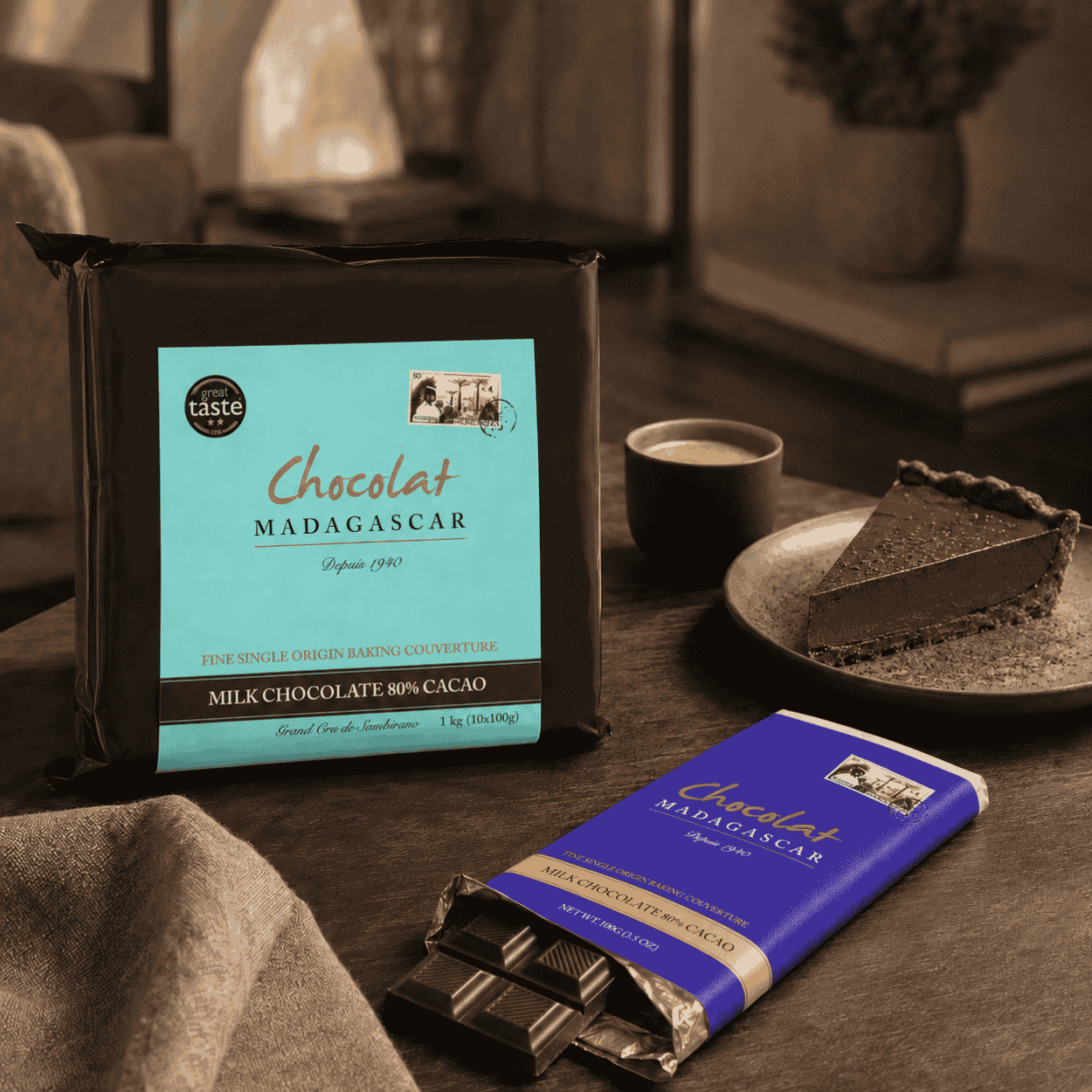 Chocolat Madagascar mléčná čokoláda 80 % kakaa v 1kg balení s čokoládovým tartem a šálkem kávy